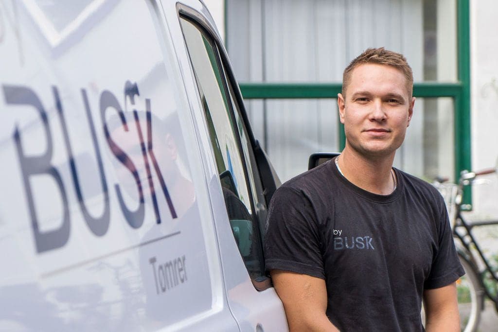 August Busk, indehaver af byBusk, ved firmaets varevogn