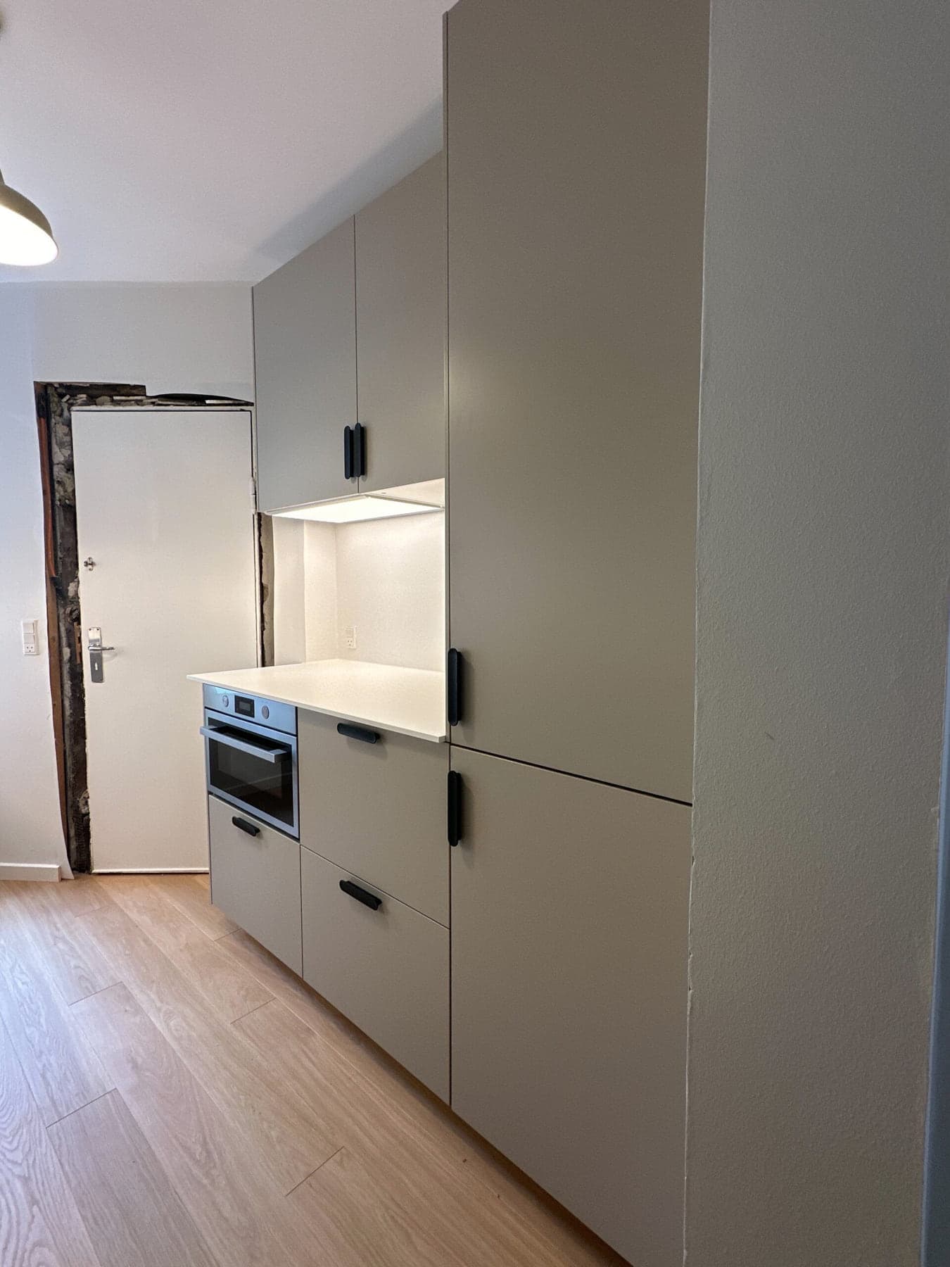Køkken med indbygget ovn og grebsfrie låger