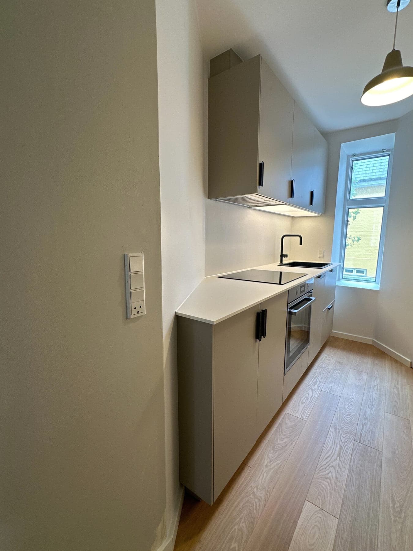 Køkken i salviegrøn med hvid bordplade