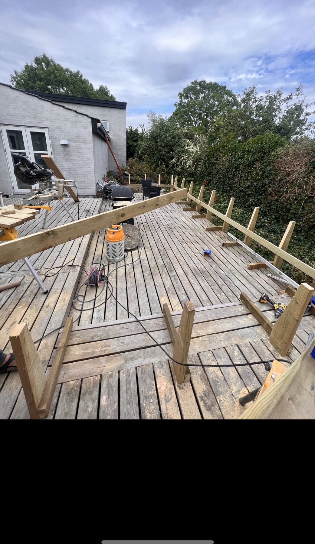 Terrasse under opbygning på nyt strøsystem