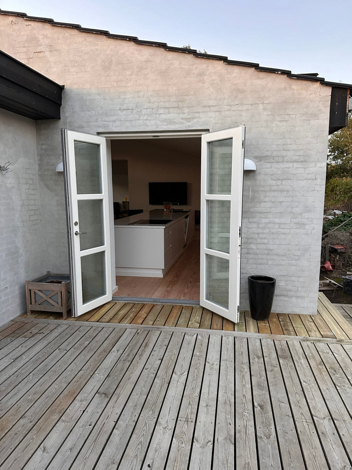 Franske døre ud til nyanlagt terrasse